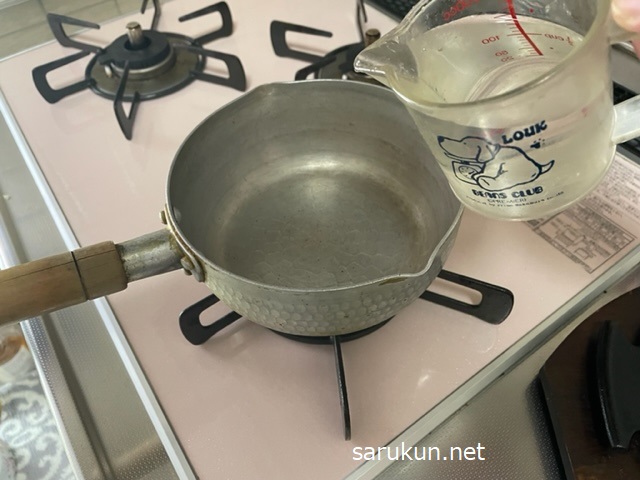 鍋に水を入れる