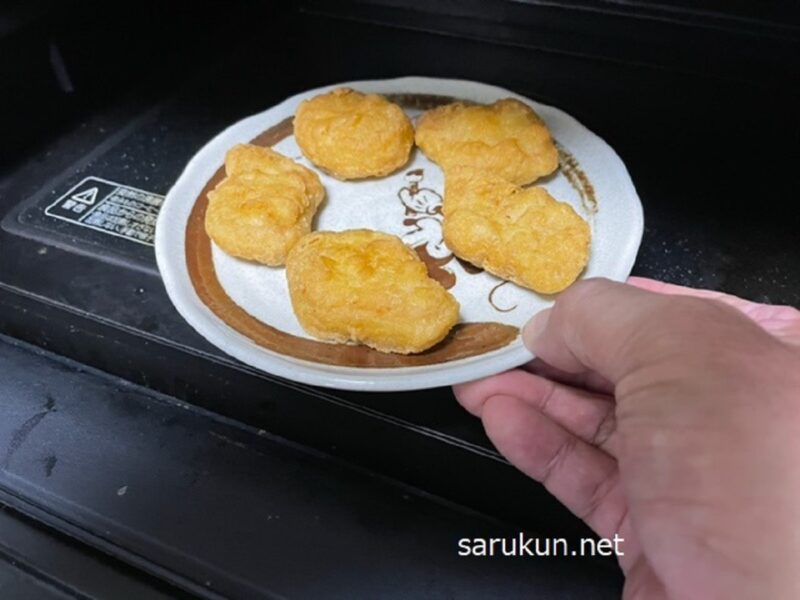 更に乗ったナゲットを電子レンジに入れる