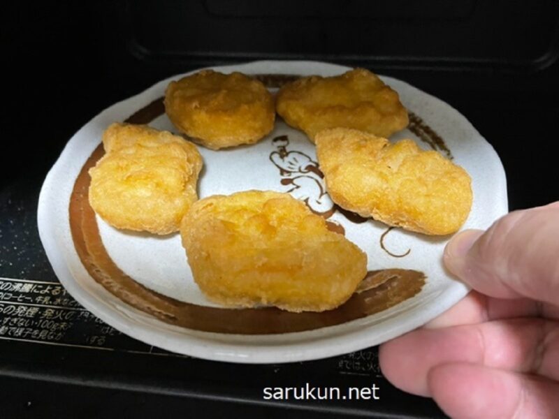温まったナゲットを電子レンジから取り出す