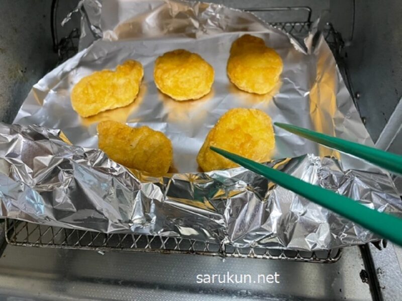 アルミホイルの上にナゲットを並べる