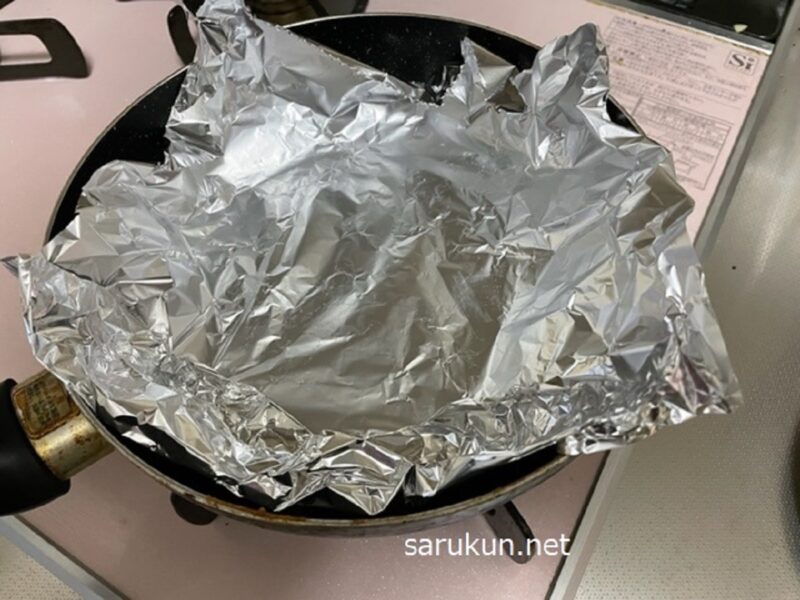 フライパンにアルミホイルを敷く