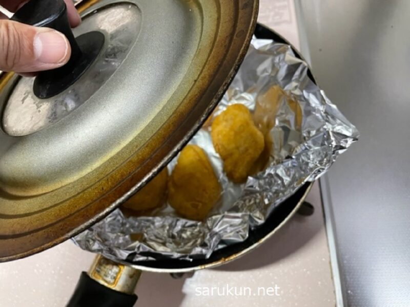 フライパンに蓋をする