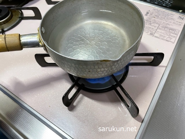 鍋に水を入れて沸かす