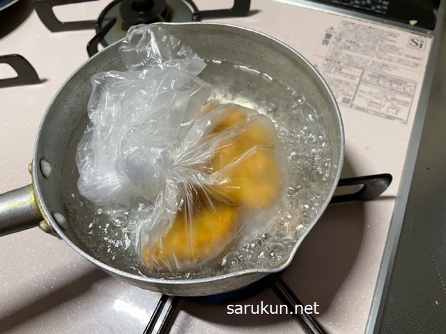熱湯の中で温まるビニール袋に入ったチキンマックナゲット