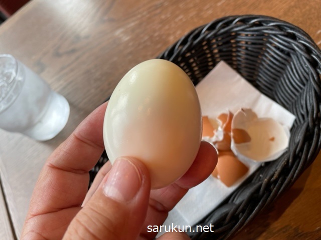 シルビアのモーニングサービスセットのゆで卵の殻を剥く