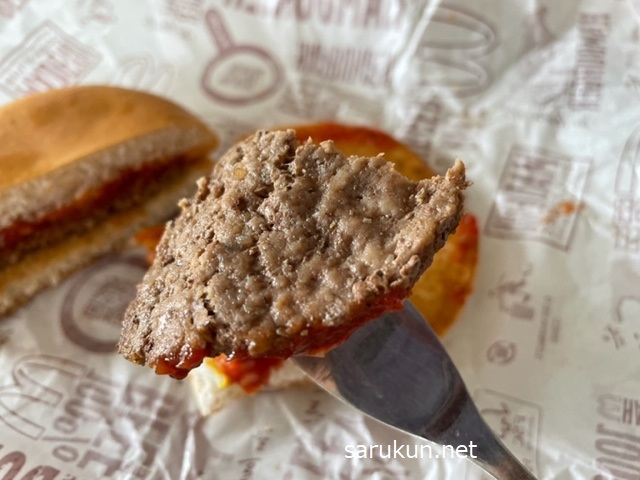 マックのハンバーガーのビーフパティ中の肉