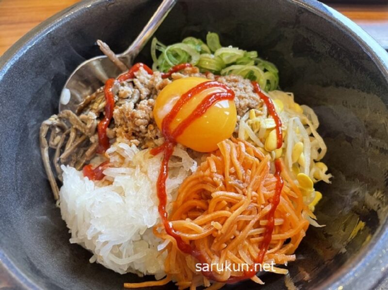 石焼ビビンバにコチジャンをかける