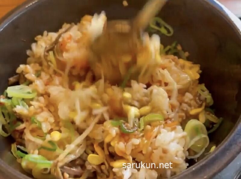 石焼ビビンバをよくかき混ぜる