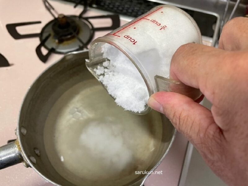 鍋の中に砂糖を入れる