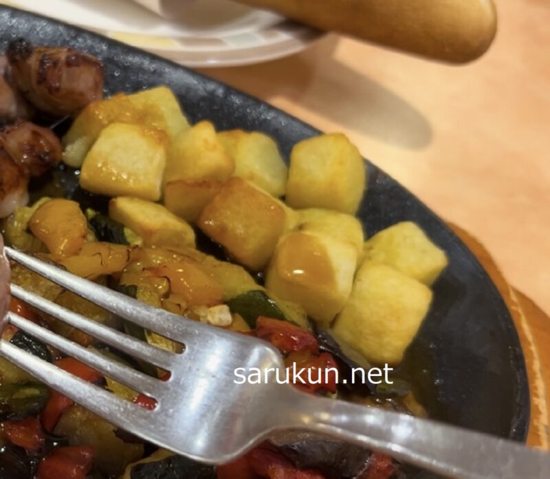 ラムと野菜のグリルの野菜を食べる