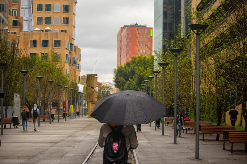 ユニバで雨の中を傘をさして歩く