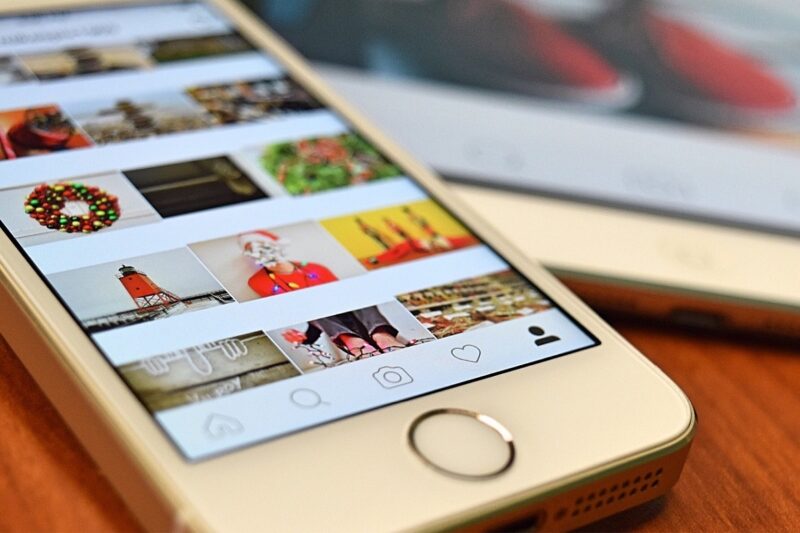 インスタを見ているスマホ