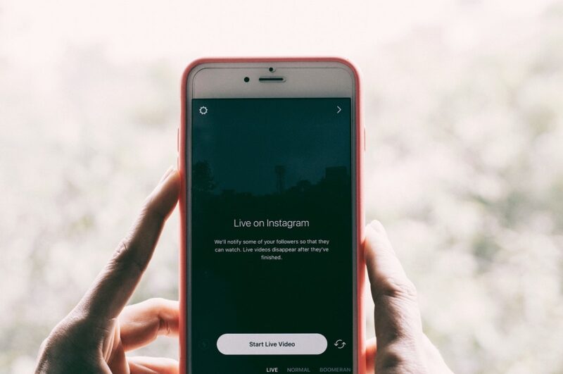 インスタをするスマホ