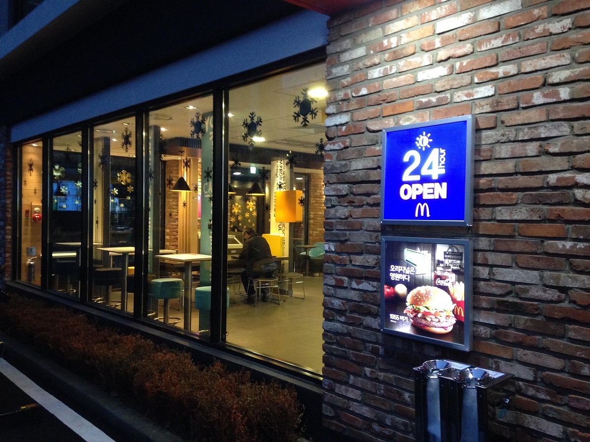 マクドナルドの勉強できる店内